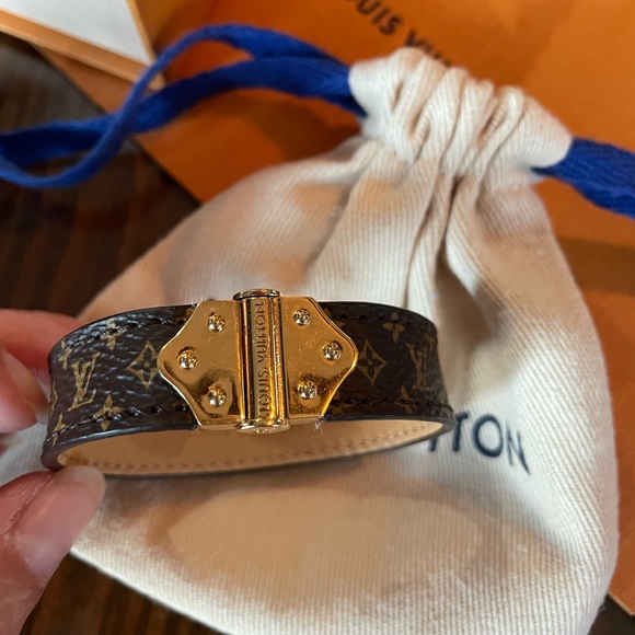 LOUIS VUITTON NANO MONOGRAM BRACELET - Picture 2 of 16